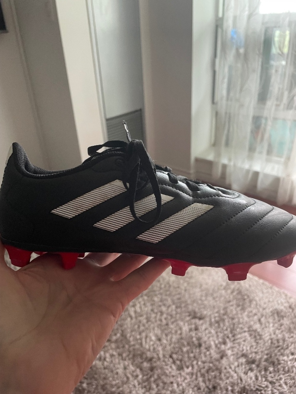 Adidas soccer shoes for man. Size 7 US
